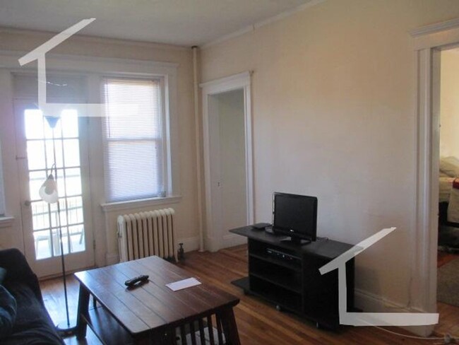 Foto del edificio - Large 2 bed located near the Green Line in...
