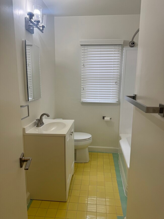 Foto del edificio - 8711 W. Knoll Dr.