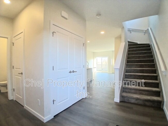 Building Photo - 807 Rowan Cl SW