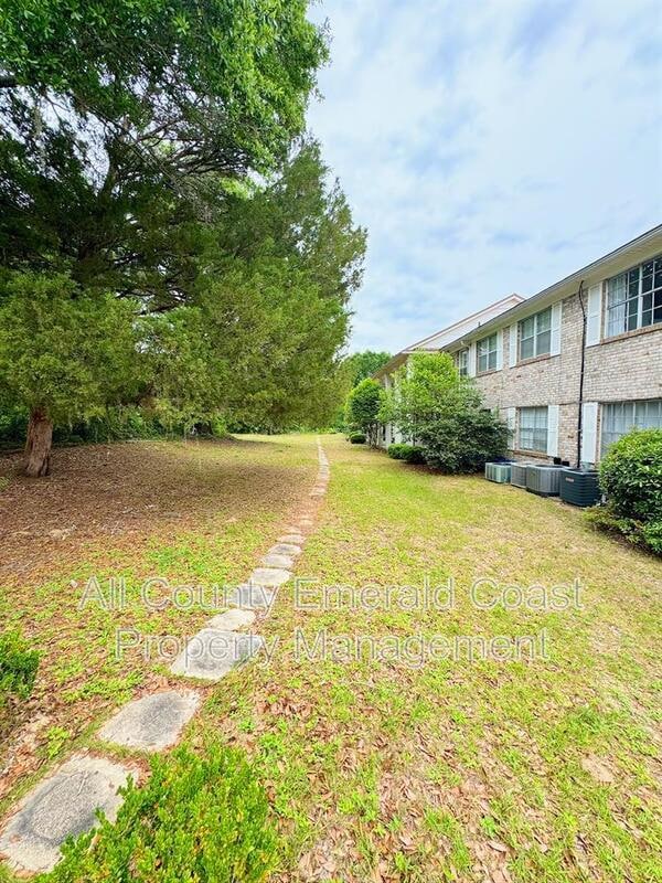 Building Photo - 105 Country Club Dr