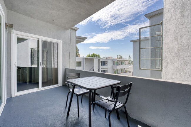 Building Photo - 1865 N Fuller Ave