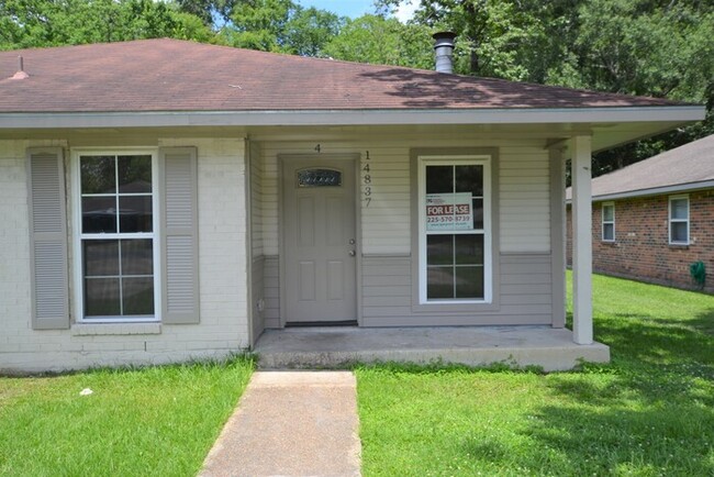 Building Photo - Charming 3 bedroom Duplex in Central, LA