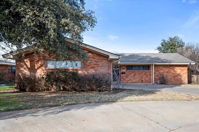 Building Photo - Fully Furnished Long-Term Rental!!