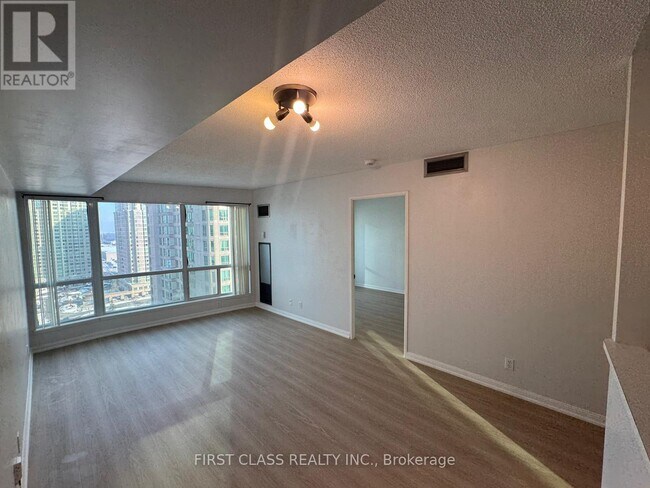 Photo du bâtiment - 18 Lee Centre Dr