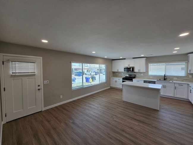 Building Photo - Large 6 bed 3 bath House on East Falls! Co...