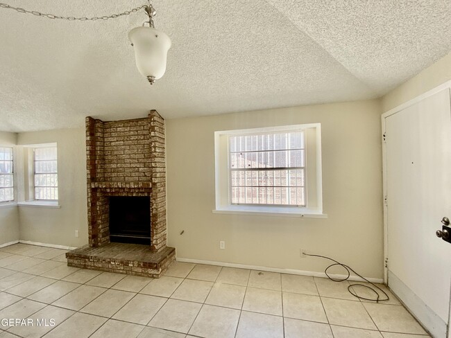 Building Photo - 823 Montera Rd