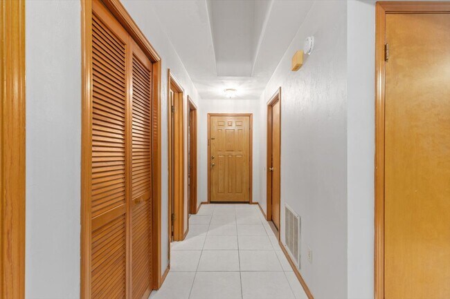 Building Photo - 10820 Ironstone Dr S