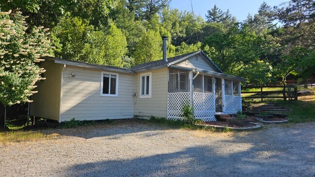 Foto del edificio - 24766 Skyland Rd