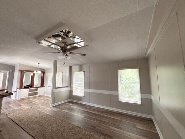 Foto del edificio - 1635 Pine Lake Dr