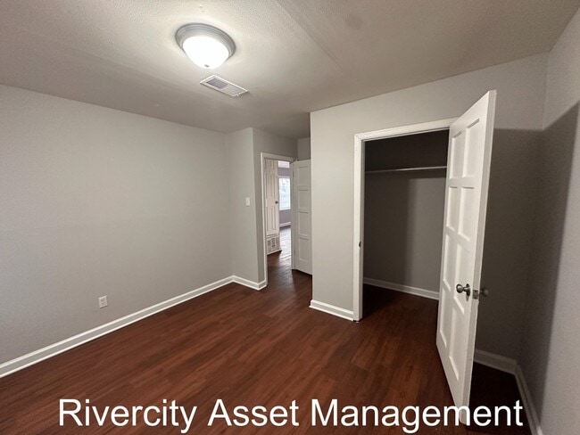 Foto del edificio - 1696 Russwood Rd