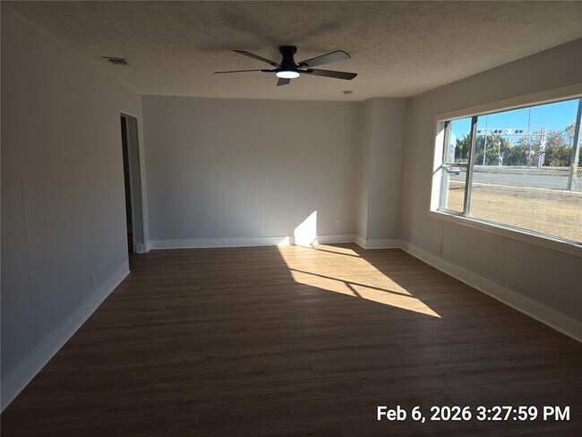 Foto del edificio - 604 E College Ave