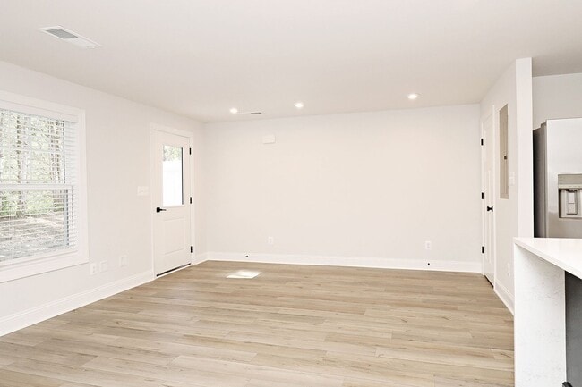 Building Photo - Pet-Friendly Glenbrook Apartment Near Crozet Park