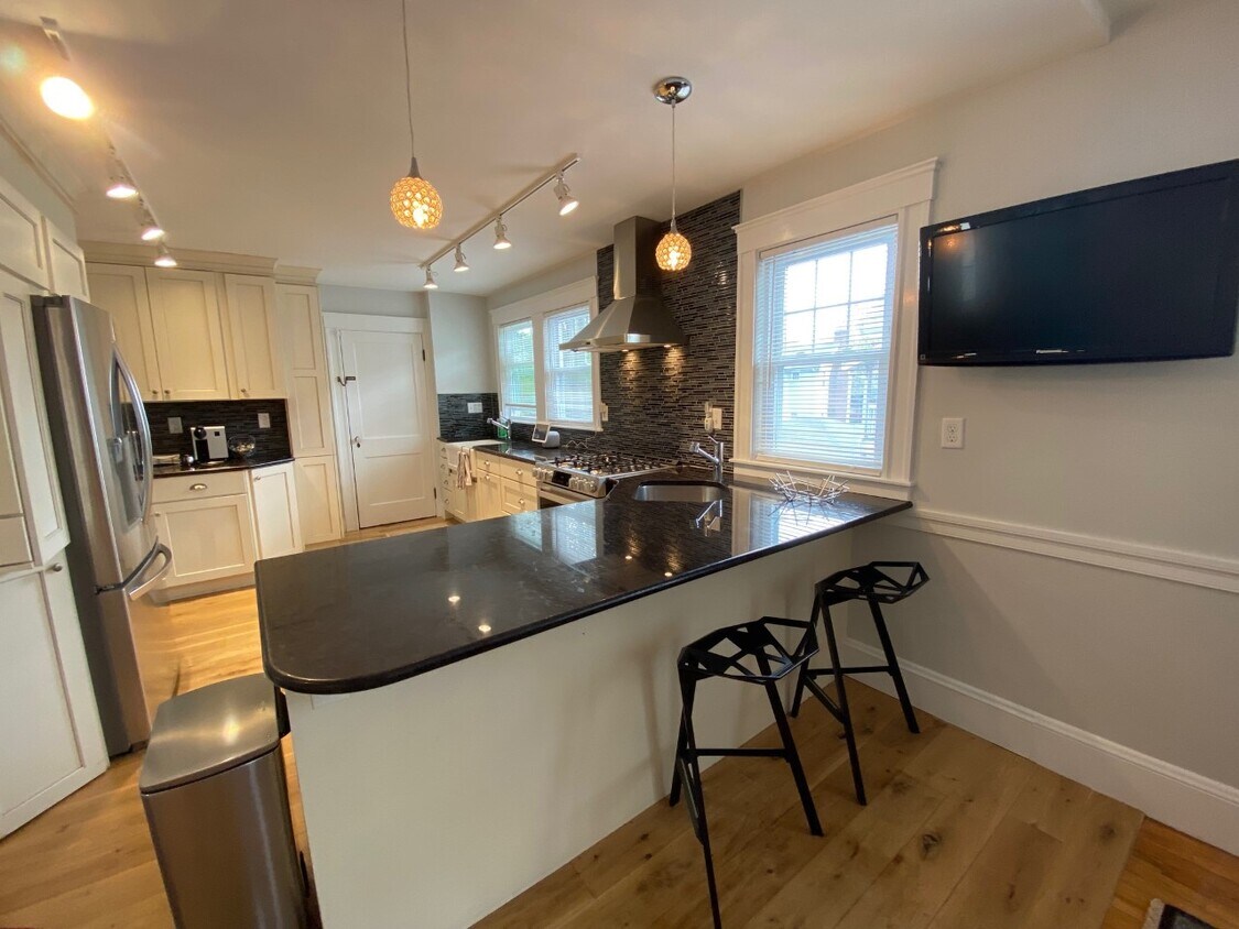 kitchen w/ flat screen & breakfast bar - 8 Dalton Rd