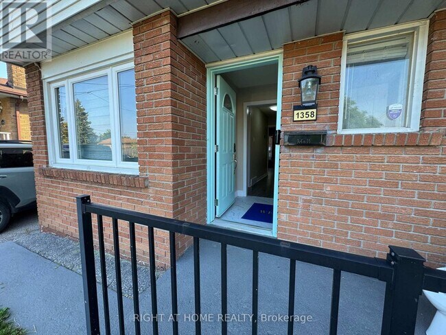 Building Photo - 1358 Tremblay St