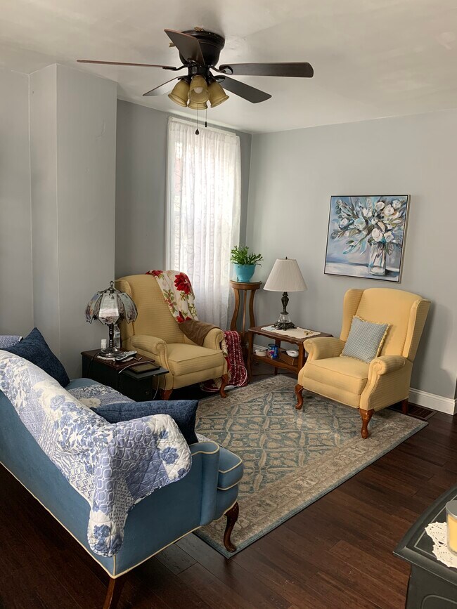 Cozy comfortable living space - 3580 Bakerstown Rd