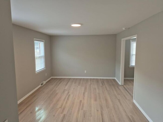 Building Photo - 3 Bedroom 2 bath