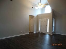 Building Photo - Better then new