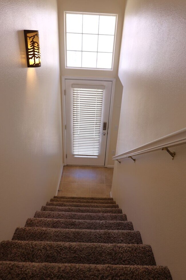 Foto del edificio - CUTE, CUTE, CUTE 3 BDRM TOWNHOME WITH GAS FIREPLACE!