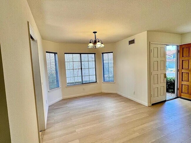 Foto del edificio - 5328 Natasha Ct