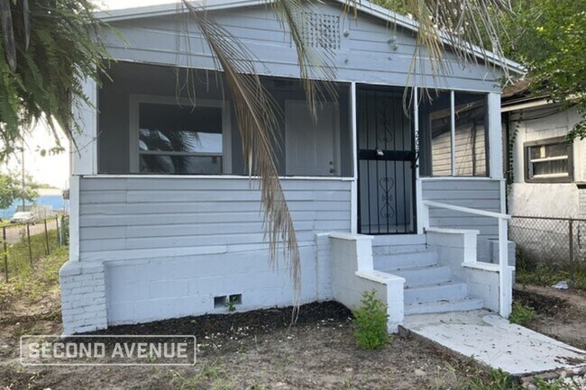 Building Photo - 261 Watts St