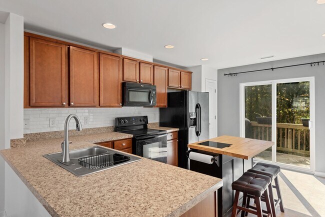 Foto del edificio - 3bd/3.5ba Spacious 3 Floor Townhouse in Du...