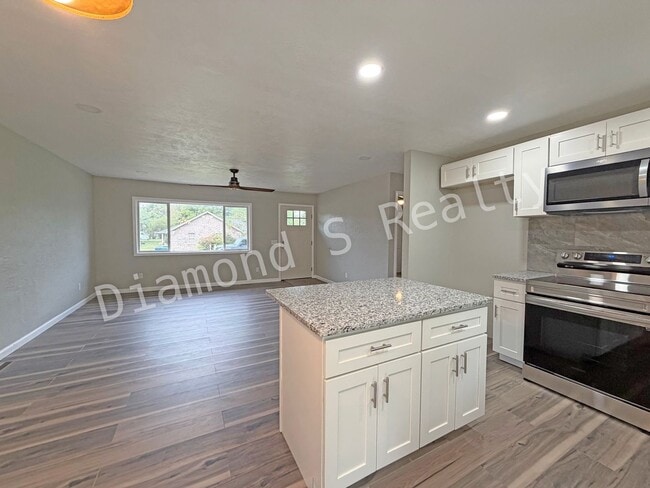 Building Photo - Completely Remodeled 4 Bedroom Home in Nixa!