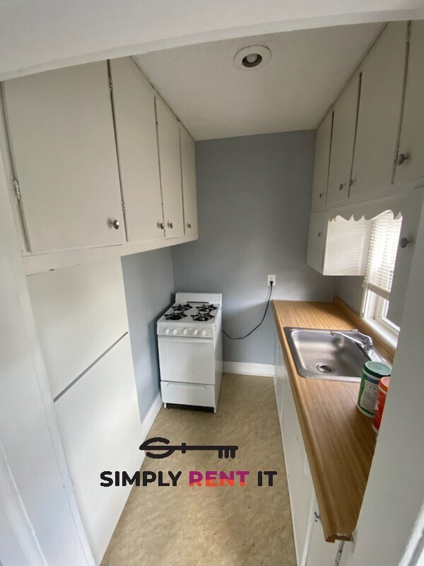 Building Photo - Renovated - 1 Bedroom Duplex