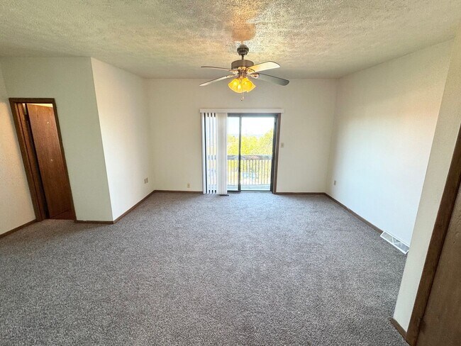 Foto del edificio - 2 Bedroom/ 1.5 Bath - New Kitchen and Carpet