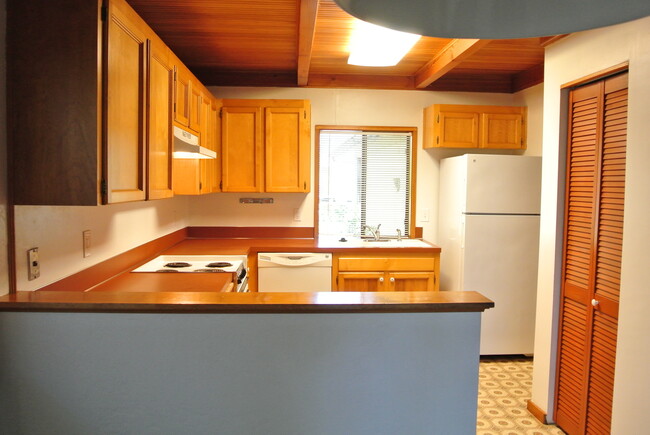 Building Photo - Roomy 2 bedroom 1.5 bathrooms