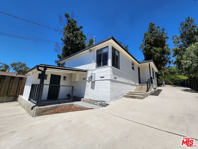 Building Photo - 4952 Coringa Dr