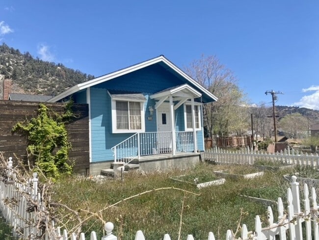Building Photo - Home in the heart of Frazier!