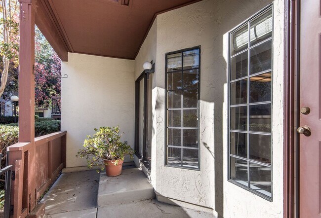 Building Photo - 461 Costa Mesa Ter