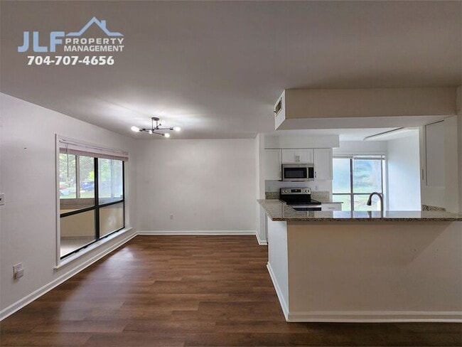 Foto del edificio - Great 2 bed/2 bath Condo in Convenient Charlotte Area!