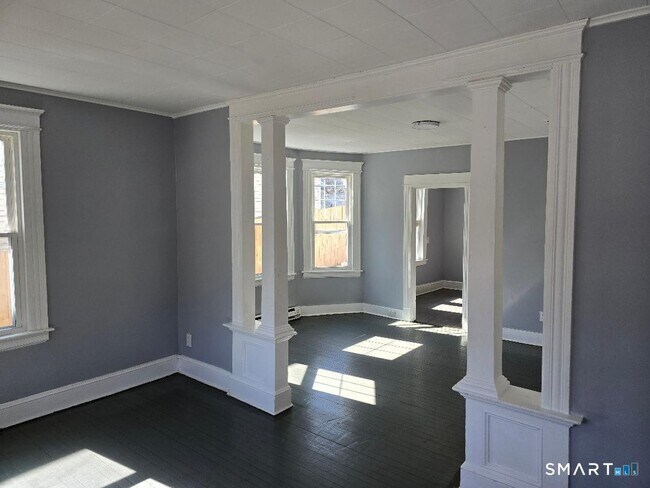 Building Photo - 323 Cooke St