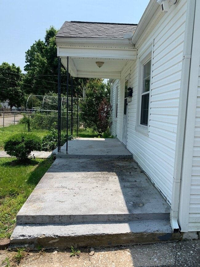 Building Photo - 752 Addison Ave
