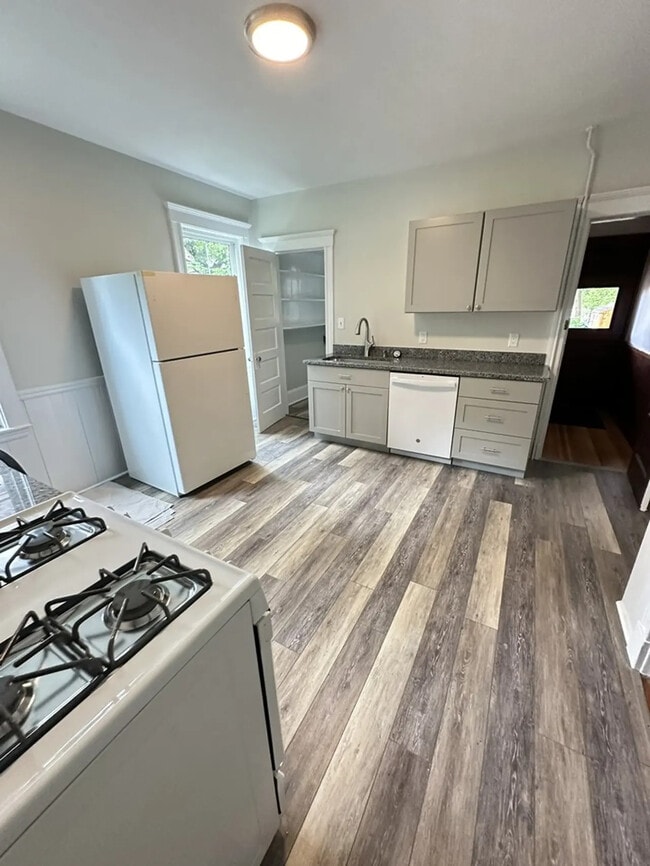 Foto del edificio - 593 Heath St