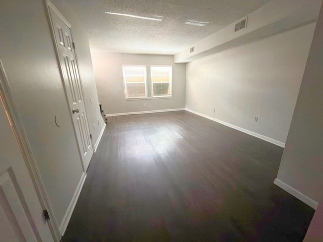 Building Photo - Beautifully Renovated 2 Bed / 1.5 Bath Townhome – Move-In Ready!