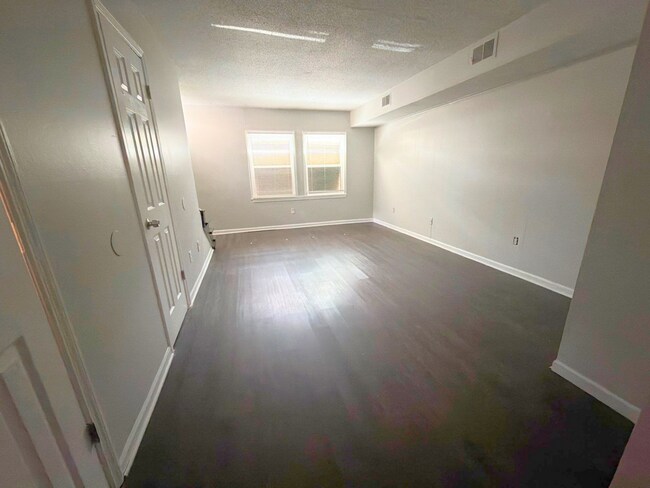Foto del edificio - Beautifully Renovated 2 Bed / 1.5 Bath Townhome – Move-In Ready!