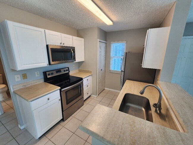 Foto del edificio - Remodeled beach condo steps away from the beach!!!