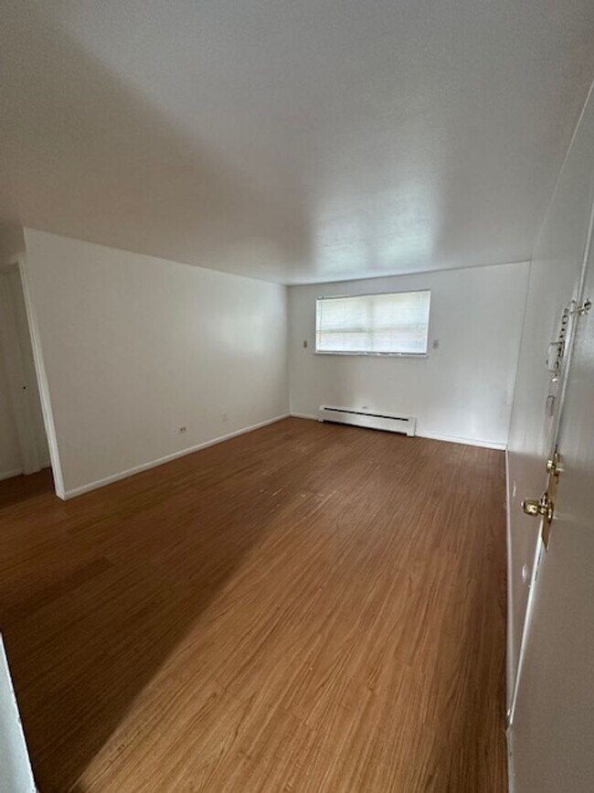 Building Photo - Bright Ground-Level 2-Bedroom 1-Bathroom A...