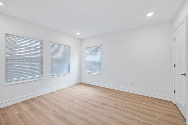 Foto del edificio - 4451 S Manhattan Ave