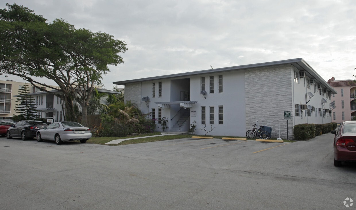 Primary Photo - Sunset House Apartment
