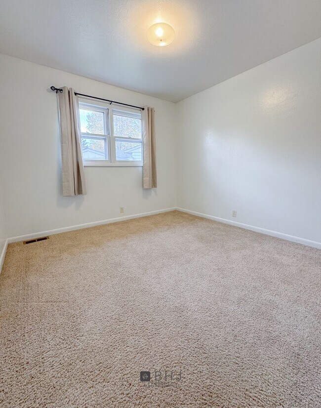 Building Photo - 2 BED/ 1 BATH SINGLE FAMILY HOME