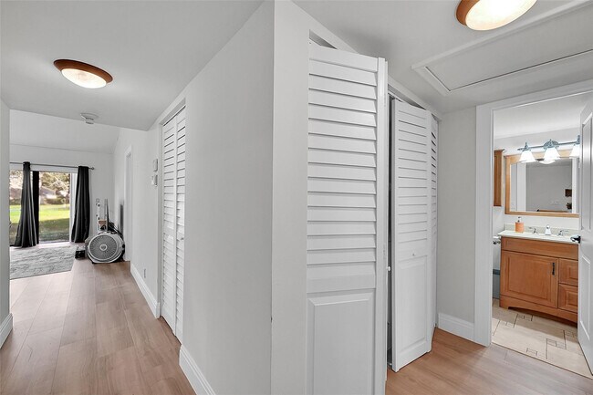 Foto del edificio - 2351 NW 37th Ave