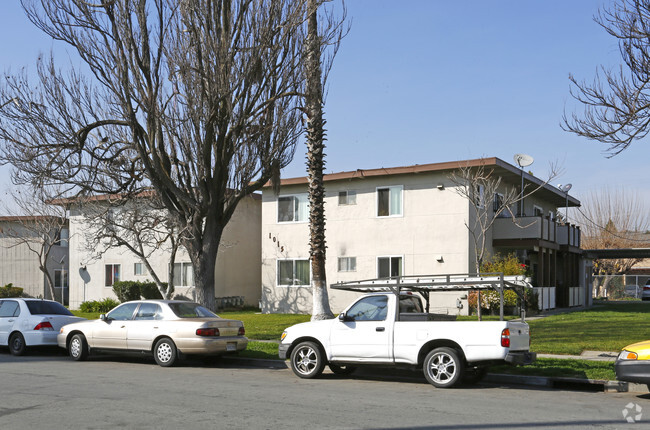 Building Photo - Walnuts Woods Apartments