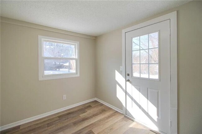 Building Photo - Remodeled 2 Bed 1 Bath