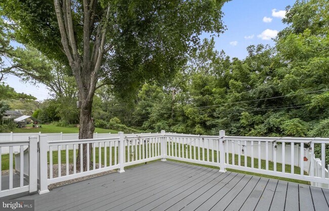 Building Photo - 102 Greenmeadow Dr