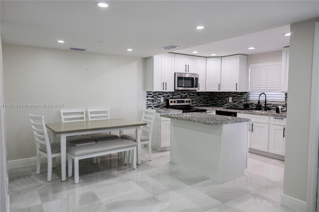 Building Photo - 6211 SW 138th Ct