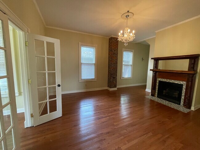 Living - 1410 S Gaines St