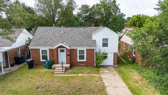 Building Photo - Spacious 3 Bedroom House
